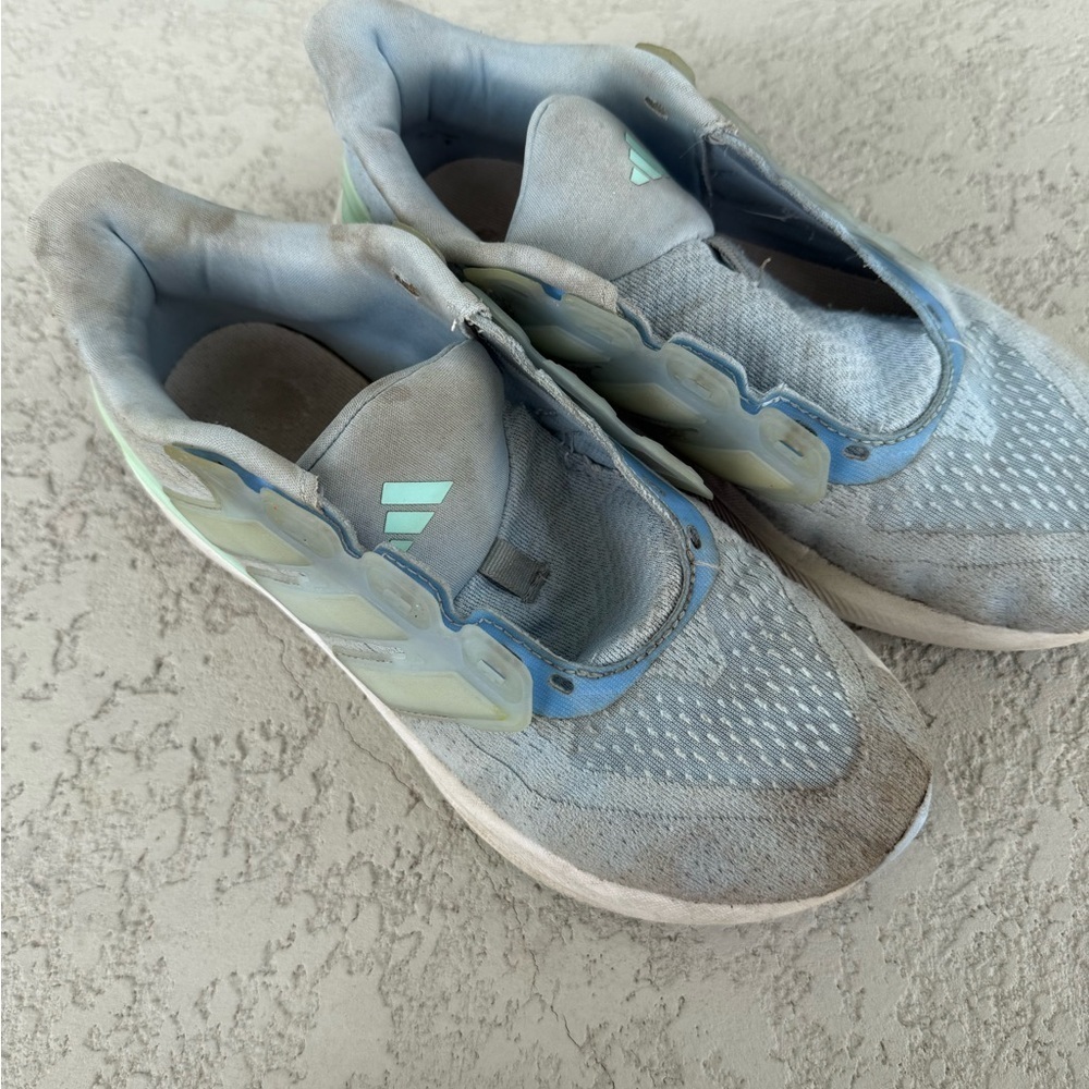 Adidas Girls size 5 tennis shoes play athletic shoes